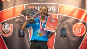 Aurora Fochesato trzyma w ręku puchar Mistrzyni Młodzieży WDF, na szyi ma złoty medal.