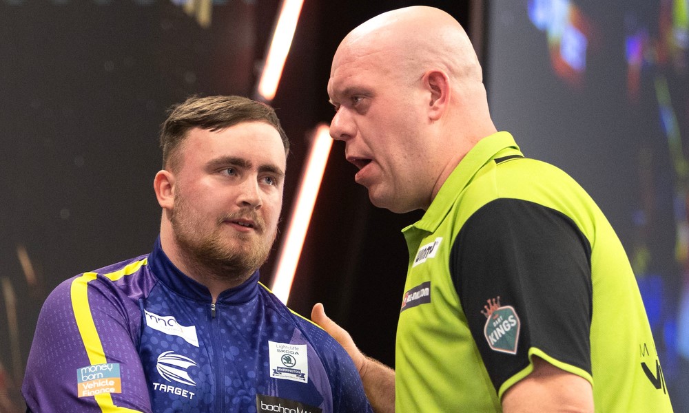 Michael van Gerwen i Luke Littler podczas Premier League 2024