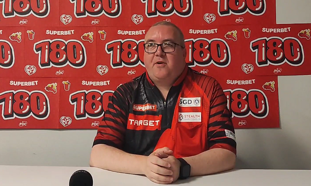 Stephen Bunting podczas konferencji po 1. rundzie SPDM