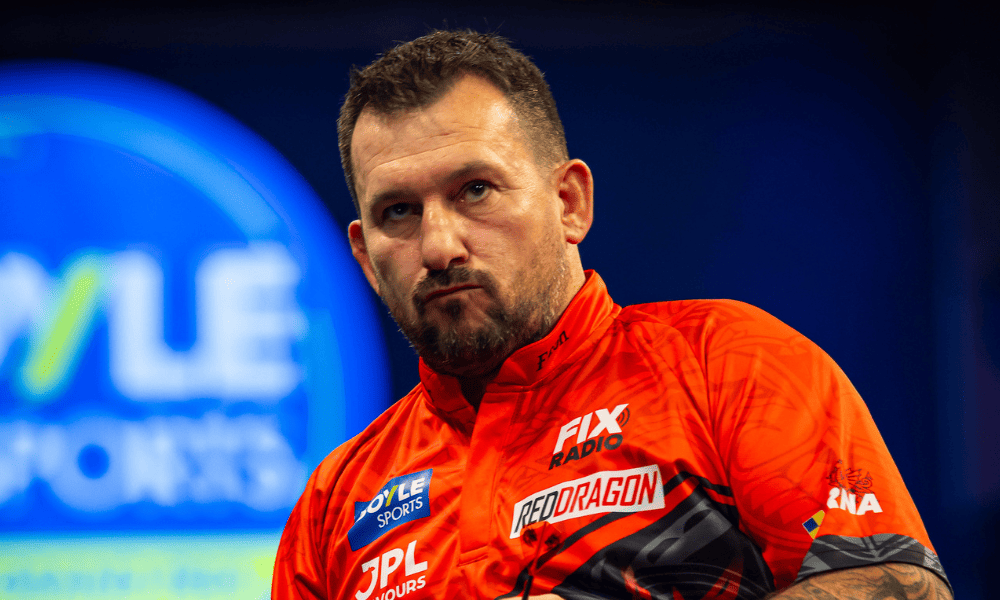 Jonny Clayton, World Grand Prix 2025, 1. runda