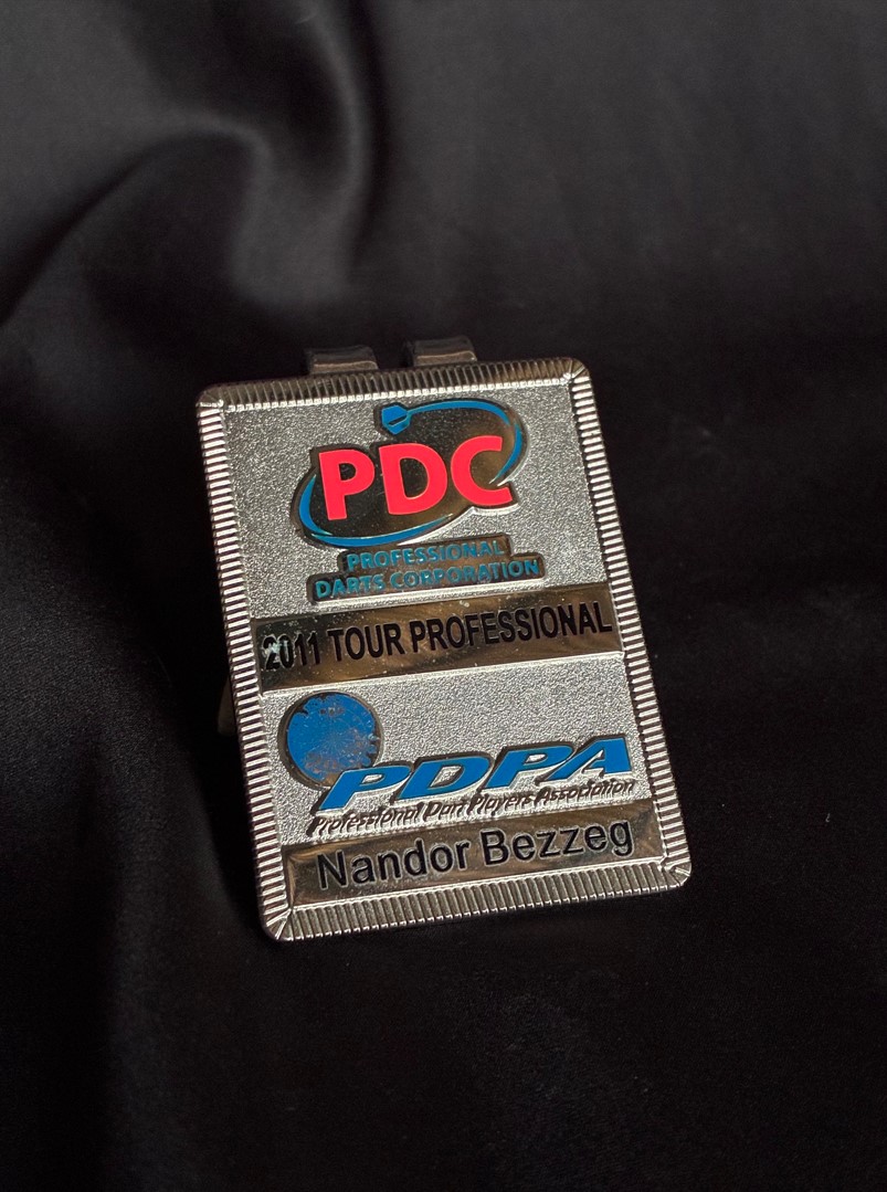 Nándor Bezzeg - karta PDC, 2011 - przypinka dla posiadacza karty