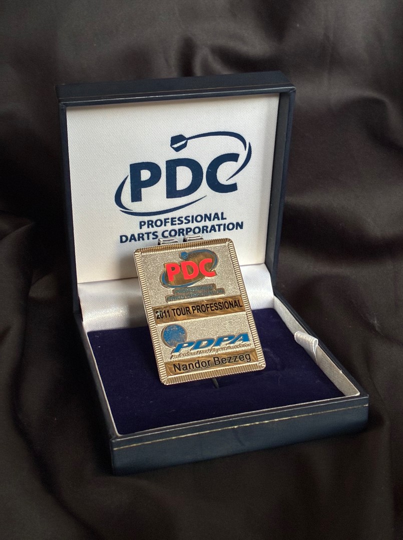 Nándor Bezzeg - karta PDC, 2011 - przypinka dla posiadacza karty